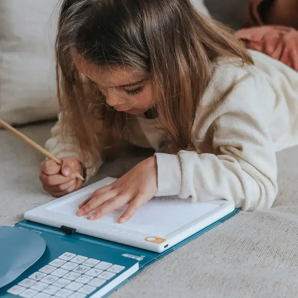 Svítící tablet na kreslení tužkou - 30 šablon - zvířata