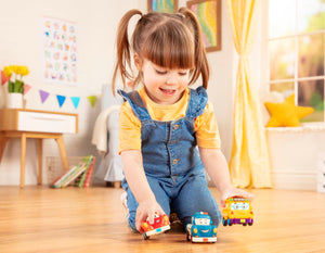 Trzy miękkie autka B. Toys - Wheeeels Mini z radiowozem - Tublu.de