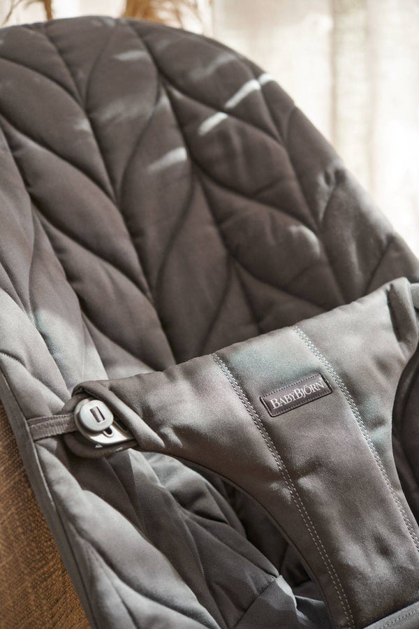 Dětské lehátko BLISS COTTON Petal Quilt – Antracit + hračka BALANCE Googly Eyes
