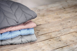 Dětské lehátko BLISS COTTON Petal Quilt – Světle šedé + hračka Googly Eyes Pastels