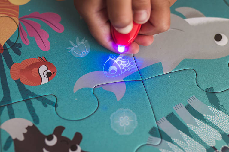 Leuchtendes Puzzle mit Mini-UV-Lampe – Ozean 24 Teile 3+ - Tublu.de