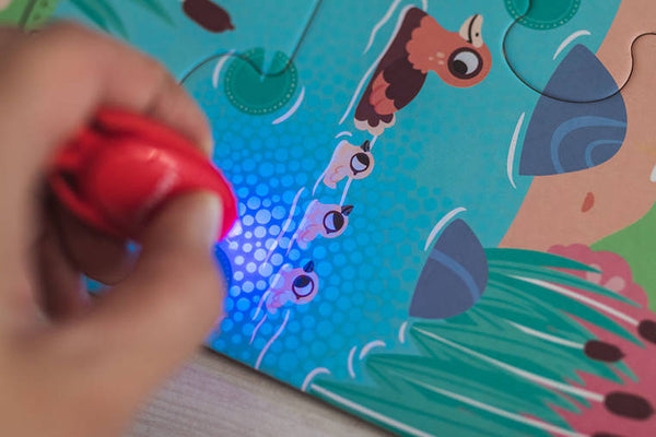 Leuchtendes Puzzle mit Mini-UV-Lampe – Wald 24 Teile 3+ - Tublu.de