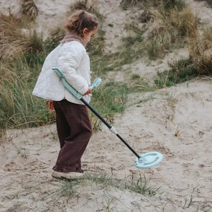 Detektor kovů s dosahem až 15 cm, LED indikátory a akustickými signály
