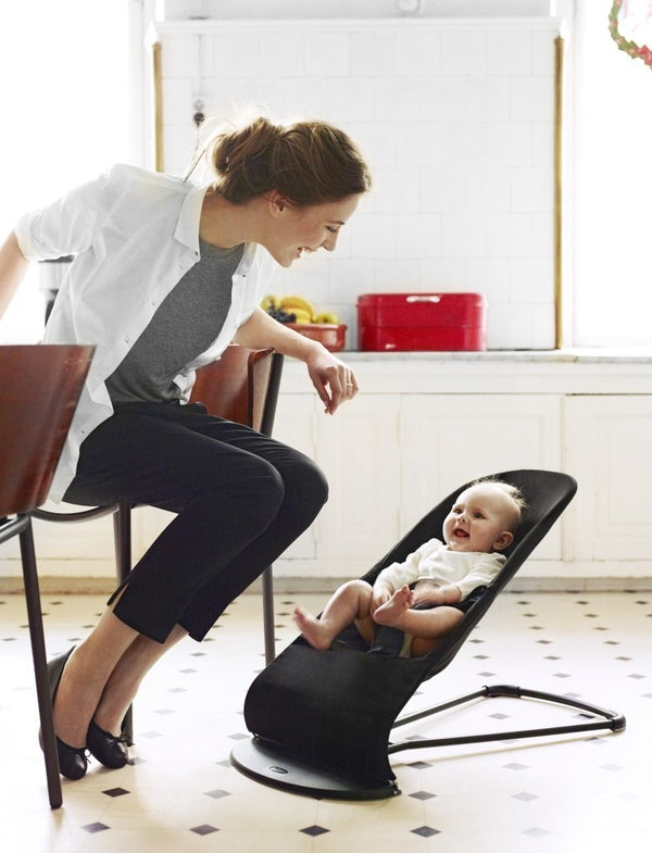 Dětské lehátko BALANCE SOFT – Černé/Tmavě šedé + hračka