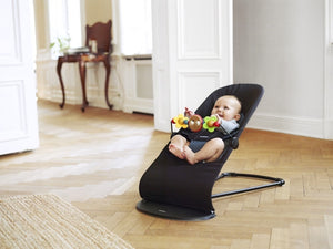 Dětské lehátko BALANCE SOFT – Černé/Tmavě šedé + hračka