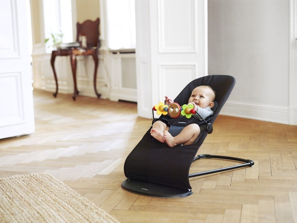 Dětské lehátko BALANCE SOFT – Černé/Tmavě šedé + hračka