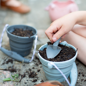 Mini-Silikoneimer mit Schaufel – Salbei - Tublu.de