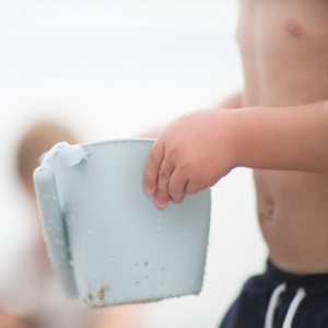 Zusammenklappbarer Eimer für Wasser und Sand – Hellblau - Tublu.de