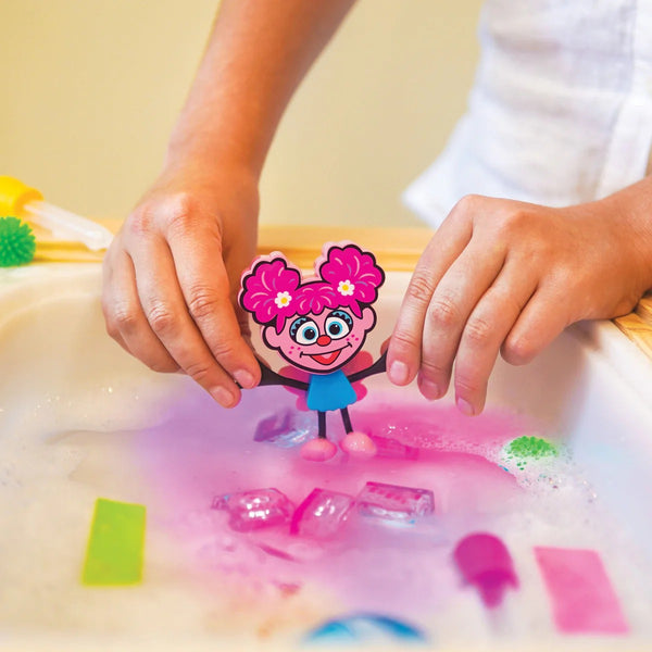 Badefigur Abby – Set mit zwei Sensorik-Würfeln, die im Wasser leuchten - Tublu.de