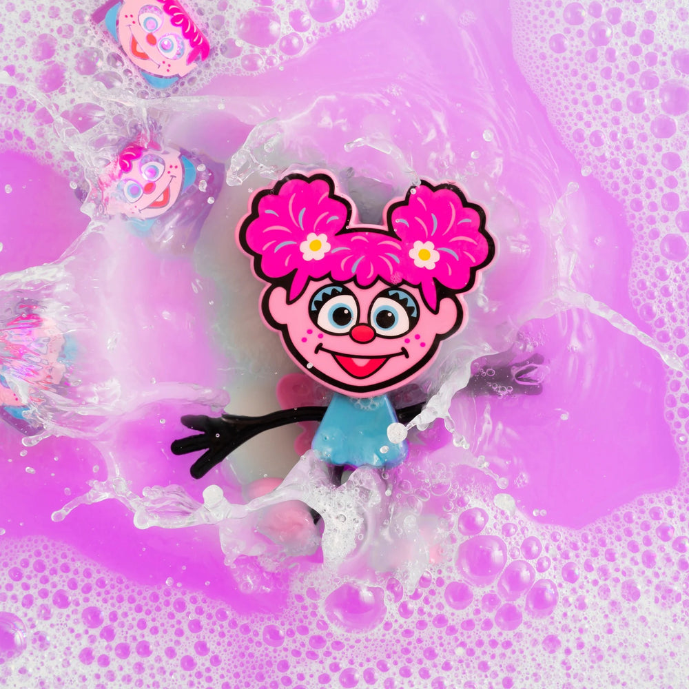 Badefigur Abby – Set mit zwei Sensorik-Würfeln, die im Wasser leuchten - Tublu.de