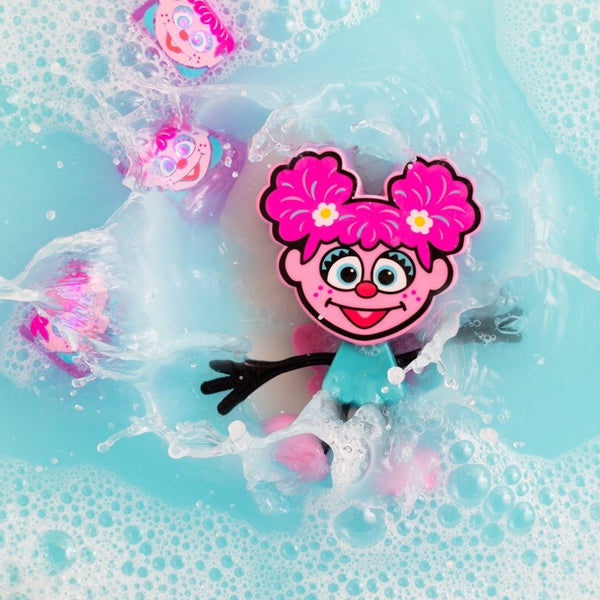 Badefigur Abby – Set mit zwei Sensorik-Würfeln, die im Wasser leuchten - Tublu.de