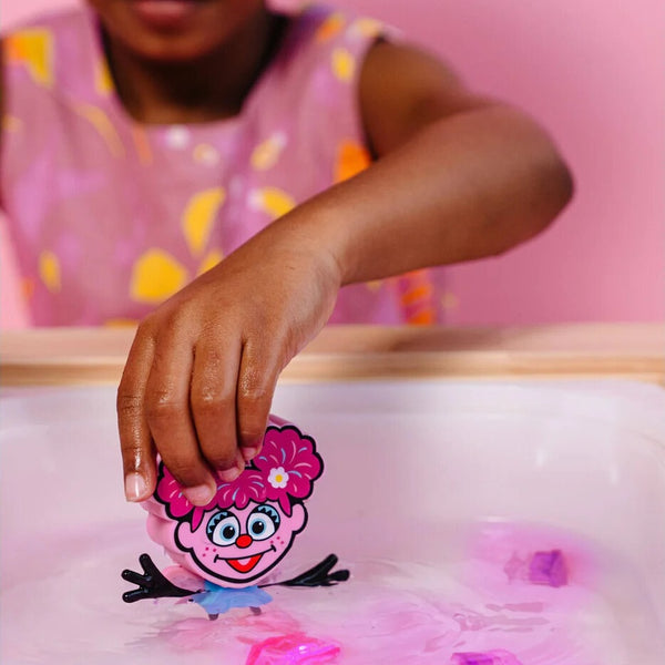 Badefigur Abby – Set mit zwei Sensorik-Würfeln, die im Wasser leuchten - Tublu.de