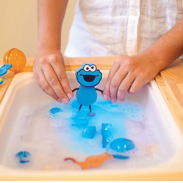 Badefigur Cookie Monster – Set mit zwei im Wasser leuchtenden Sensorikwürfeln - Tublu.de