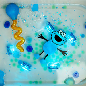 Badefigur Cookie Monster – Set mit zwei im Wasser leuchtenden Sensorikwürfeln - Tublu.de