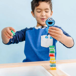Badefigur Cookie Monster – Set mit zwei im Wasser leuchtenden Sensorikwürfeln - Tublu.de