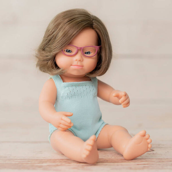 Panenka holčička Colourful Edition Doll – Evropanka s brýlemi 38 cm