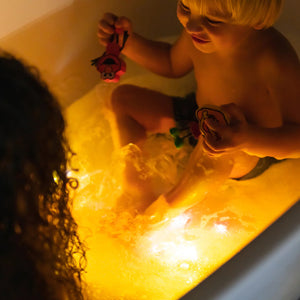 Badefigur Julia – Set mit zwei Sensorik-Würfeln, die im Wasser leuchten - Tublu.de