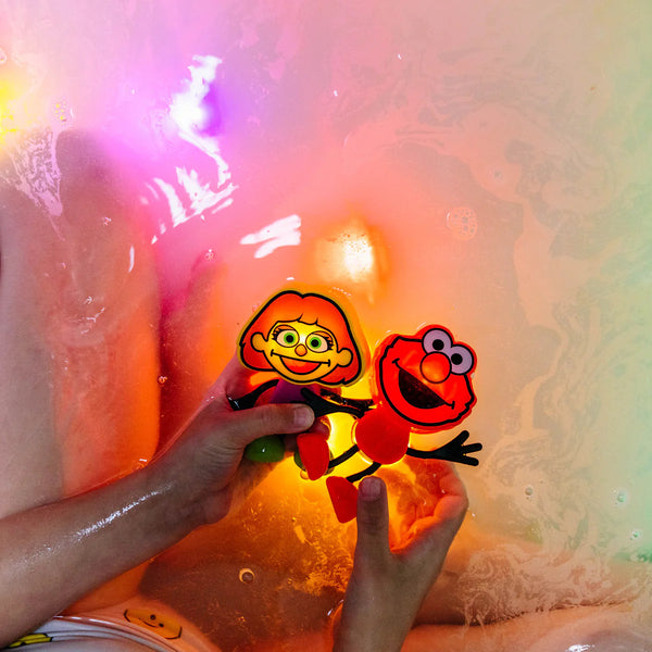 Badefigur Julia – Set mit zwei Sensorik-Würfeln, die im Wasser leuchten - Tublu.de
