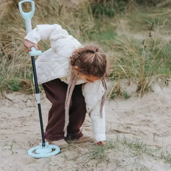 Detektor kovů s dosahem až 15 cm, LED indikátory a akustickými signály