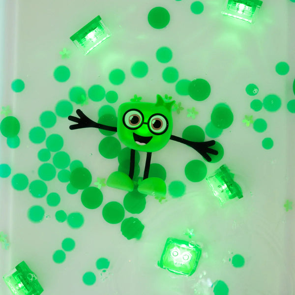 Badefigur Pippa – Set mit zwei Sensorikwürfeln, die im Wasser leuchten - Tublu.de