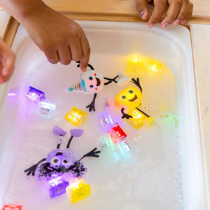 Badefigur Party Pal – Set mit zwei im Wasser leuchtenden Sensorikwürfeln - Tublu.de