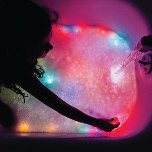 Badefigur Sammy – Set mit zwei im Wasser leuchtenden Sensorikwürfeln - Tublu.de