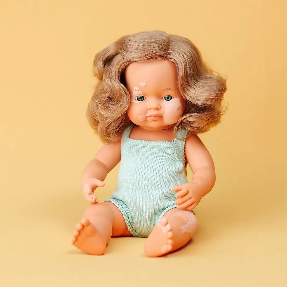 Panenka holčička Colourful Edition Doll – Evropanka tmavovlasá s albinismem 38 cm