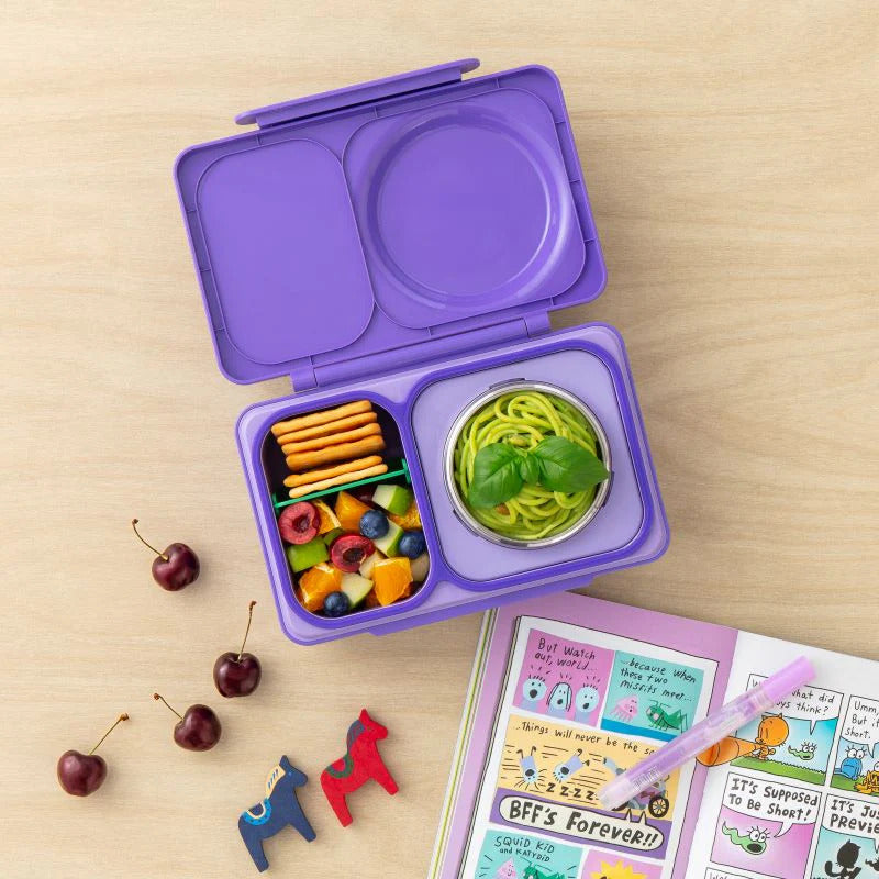 Lunchbox mit Thermosbehälter OmieBox Up – Galaxy Purple offene violette Lunchbox mit Edelstahl Thermosbehälter und kleinen Fächern