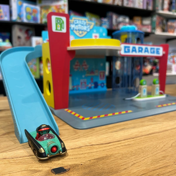 Dřevěná garáž – Crazy Motors