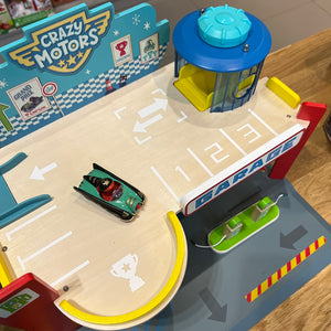 Dřevěná garáž – Crazy Motors