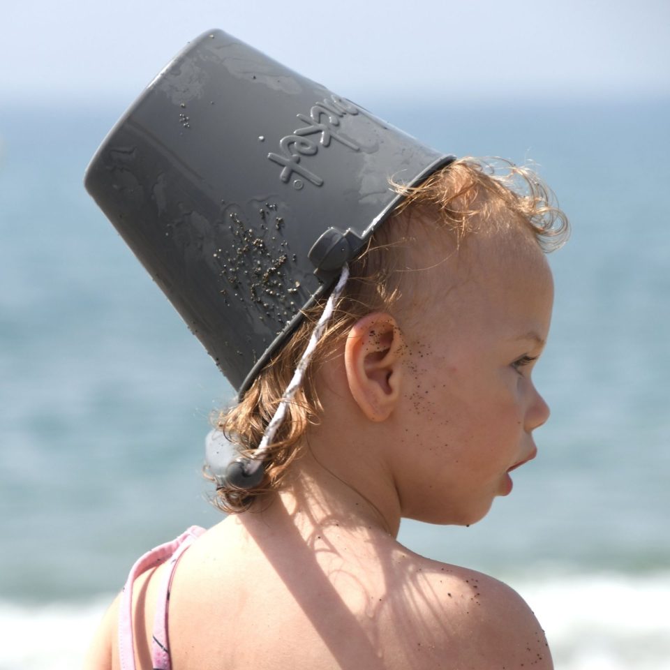 Zusammenklappbarer Eimer für Wasser und Sand – Dunkelgrau - Tublu.de