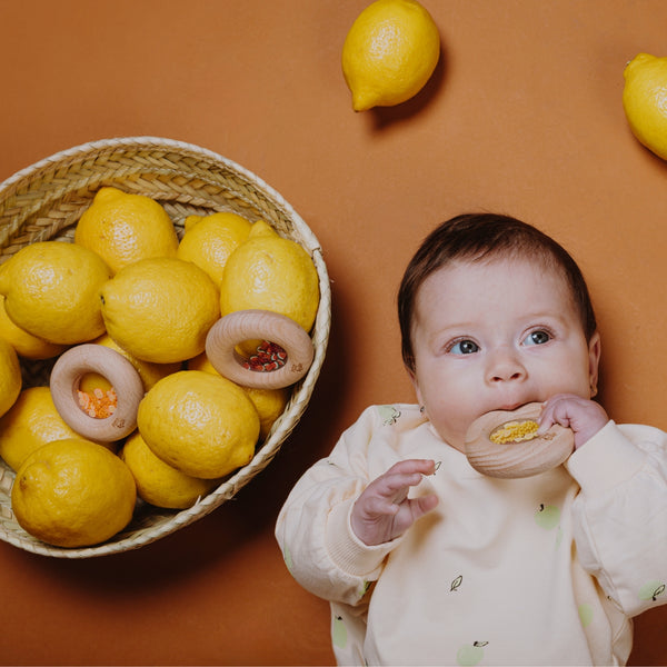 Sensorische Rassel – Erdbeere - Tublu.de