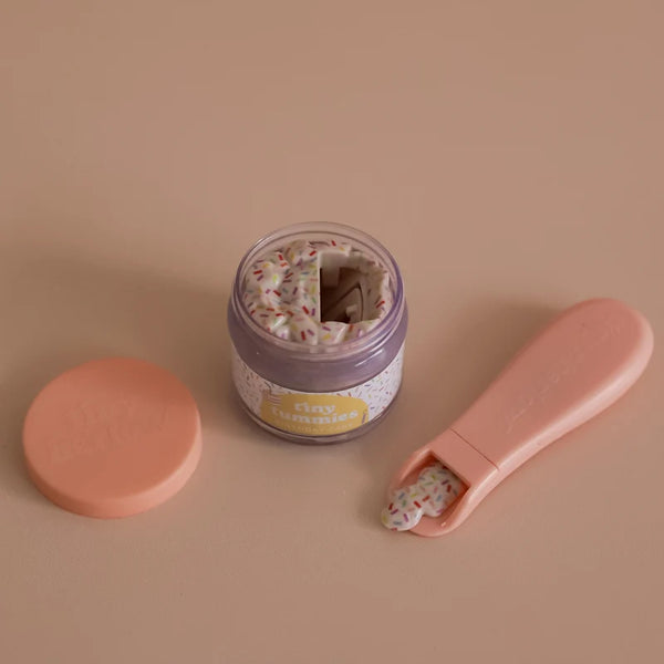 Doplněk pro panenky - Tiny Tummies kouzelný hrnek a sklenička, Birthday Cake (od 3 let)