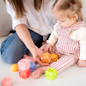 Sada senzorických kostek Montessori 13 dílů s pyramidou a zvířátky
