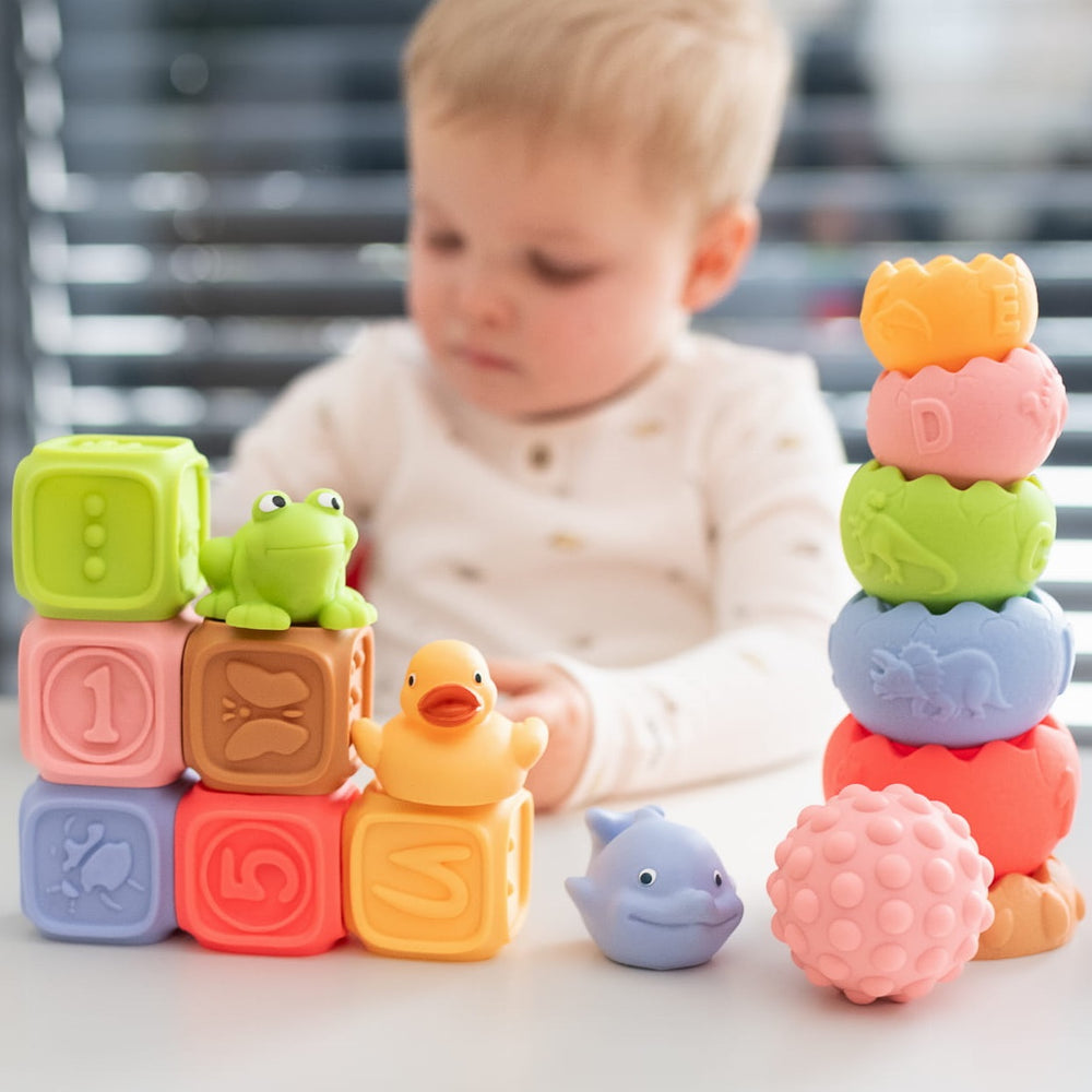 Sada senzorických kostek Montessori 18 dílů s pyramidou, míčky a zvířátky
