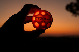 Svítící míček Moonshine Ball – oranžový