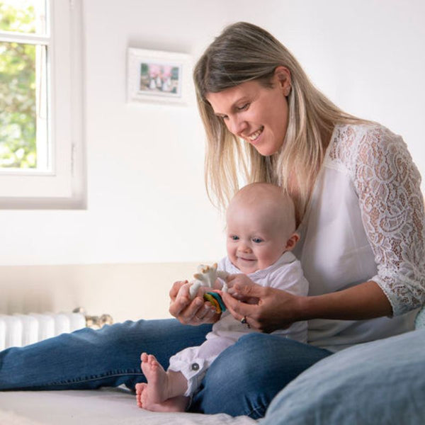 Dárková sada žirafa Sophie s barevným kousátkem na kroužku
