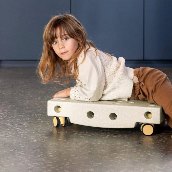 Senzorická platforma Scooter Board – Pískově šedá/Medově žlutá