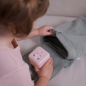 Přenosná noční lampička – svítící kostka – Jednorožec Lily
