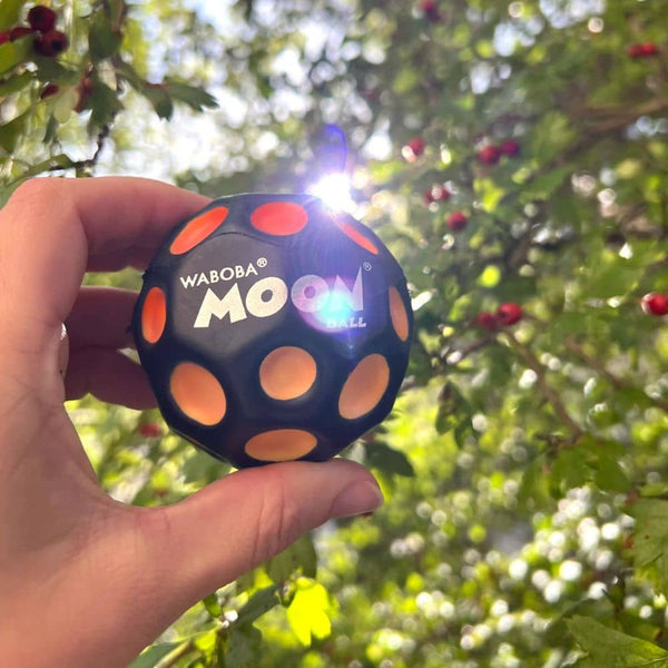 Míček, který na slunci mění barvu – UV Moon Ball