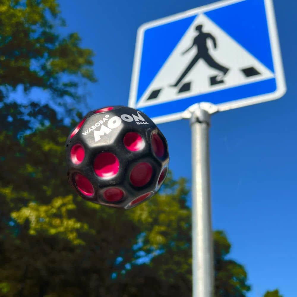 Míček, který na slunci mění barvu – UV Moon Ball