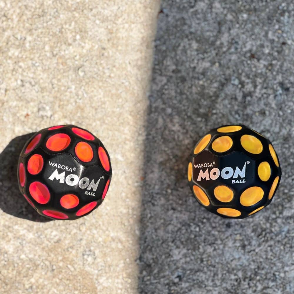 Míček, který na slunci mění barvu – UV Moon Ball