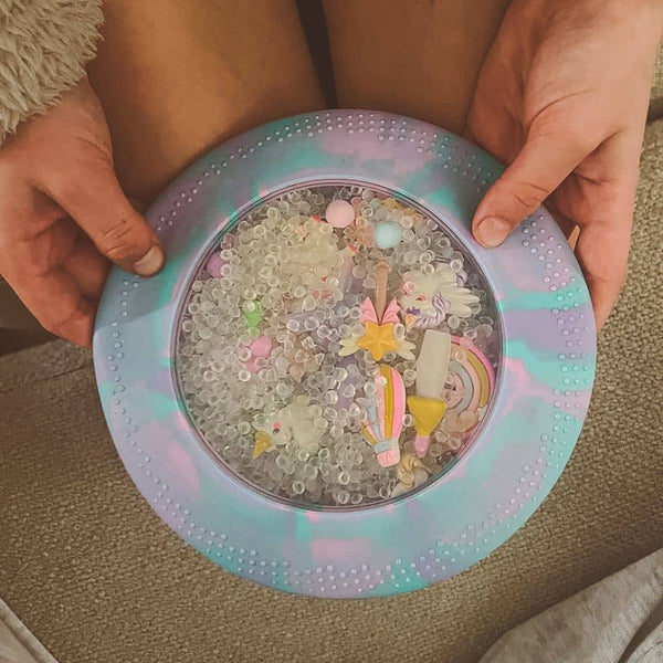 Senzorická disketa Peekaboo s figurkami - Jednorožec