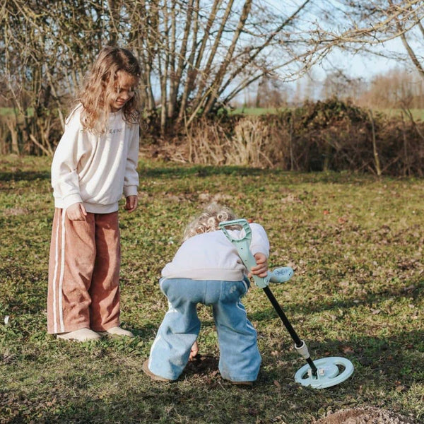 Detektor kovů s dosahem až 15 cm, LED indikátory a akustickými signály