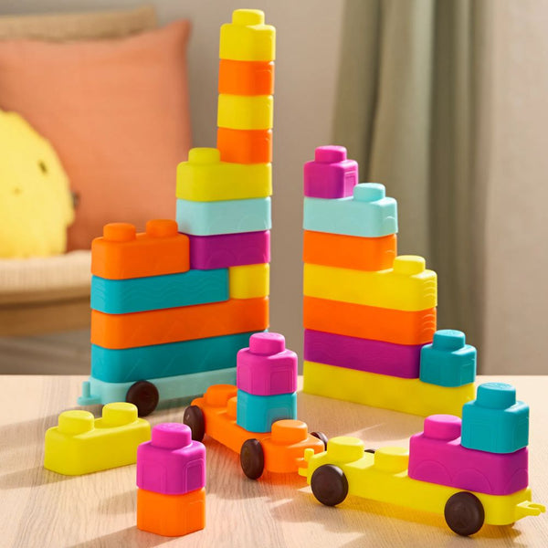 Měkké senzorické kostky s vagónky B. Toys – Buildin' Squishies