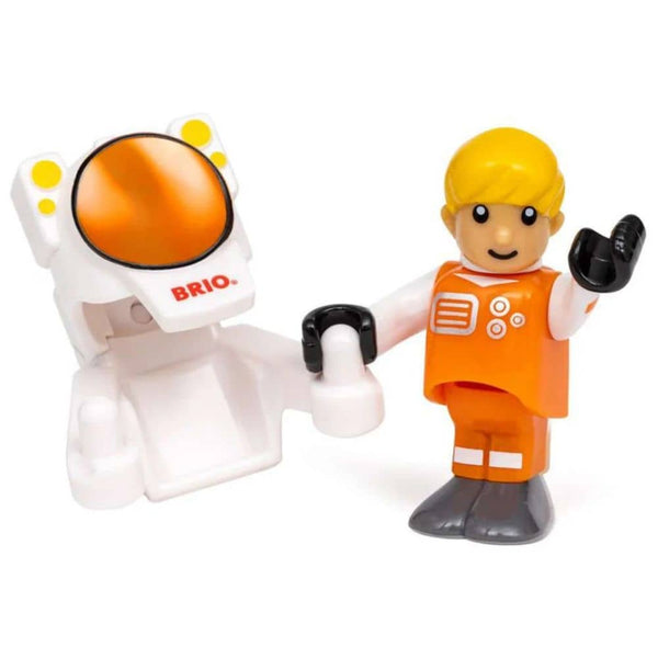 Astronautenfigur neben dem Raumanzug