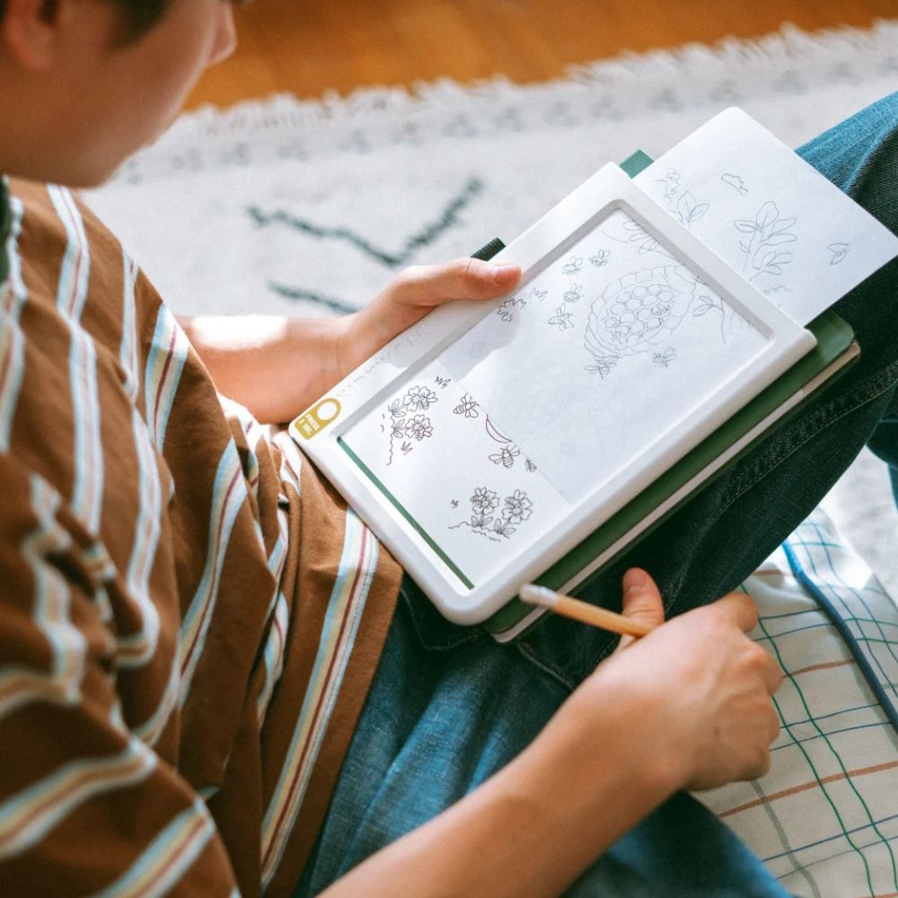 KidyDraw Cozy Leuchttablett in grüner Mappe mit Vorlagen und Bleistift