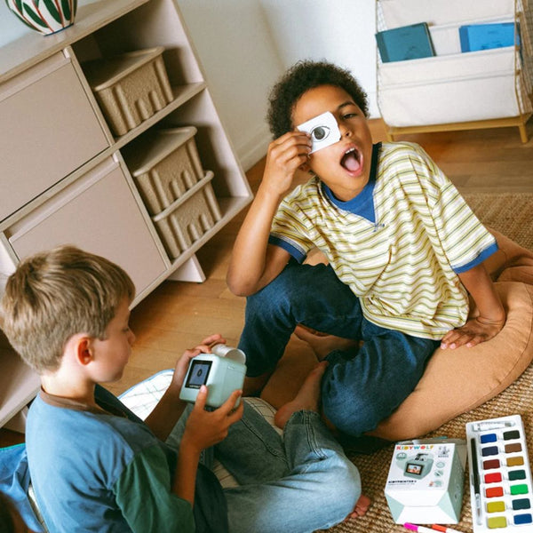 Kidywolf Kidyprinter AI - Kinder spielen mit dem Drucker und den Ausdrucken im Kinderzimmer