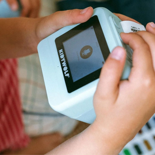 Kidywolf Kidyprinter AI - Kinderhände bedienen den Drucker mit Sprachsteuerung