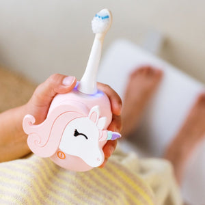 Einhorn-Schallzahnbürste in Kinderhänden
